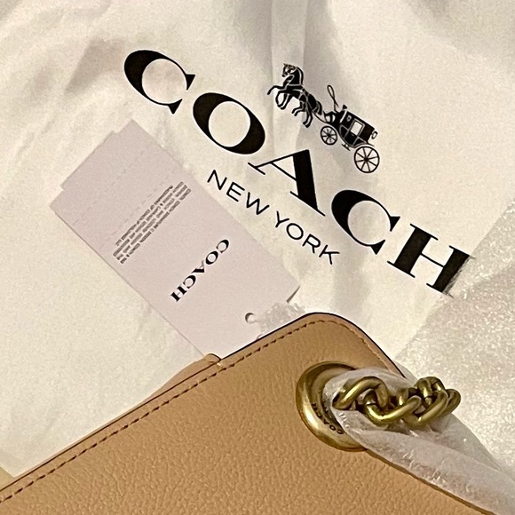 Coach Bryant Carryall - Picture 13 of 15